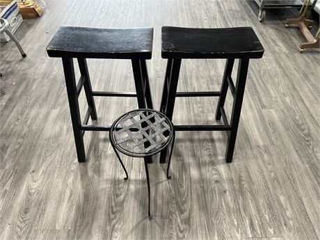 PAIR OF STOOLS & WROUGHT IRON PLANT STAND - PLANT STAND IS 21” TALL