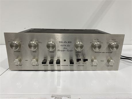 VINTAGE SOLID STATE STEREO PREAMPLIFIER EQUALIZER (Turns on)