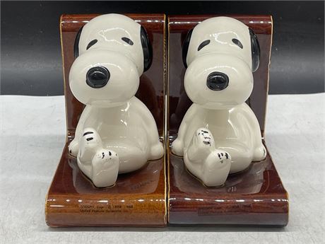 VINTAGE SIGNED SCHULZ SNOOPY BOOKENDS (5” TALL)
