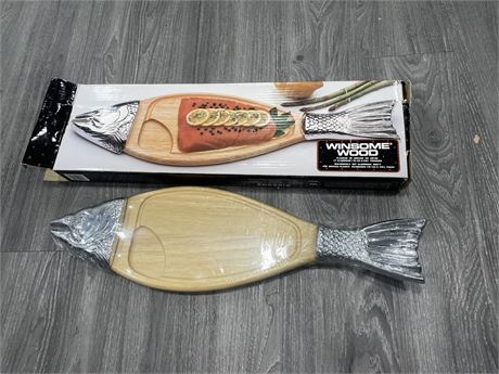 (NEW) WINSOME WOOD FISH SHAPED BEECHWOOD & ALUMINUM SERVING/CUTTING BOARD 8”x25”