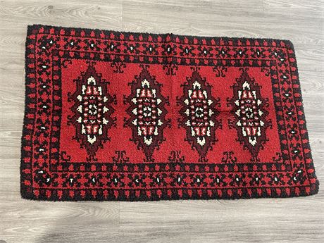 VINTAGE HAND KNOTTED RUG (58”x35”)