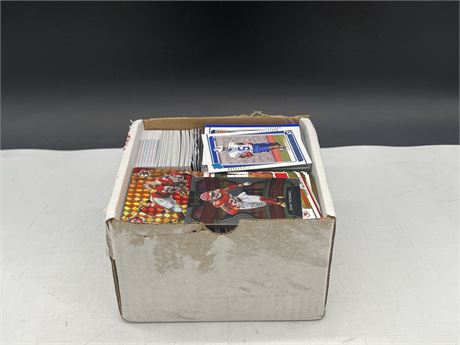 SMALL BOX W/ 400 FOOTBALL CARDS - ROOKIES & INSERTS INCLUDED