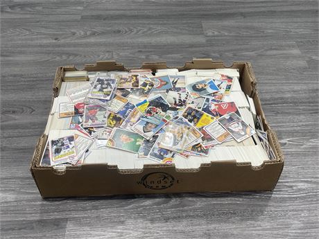 LARGE FLAT OF MISC HOCKEY CARDS - MAINLY 90’s