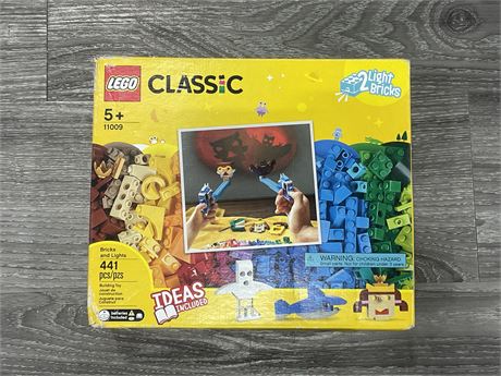FACTORY SEALED NEW - 441PC LEGO SET