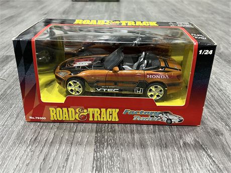 1:24 SCALE DIECAST ROAD TRACK IN BOX