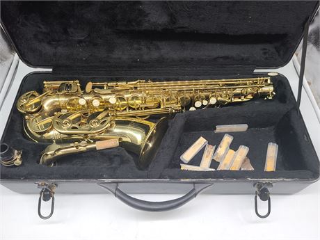 ATLANTIS SAXAPHONE WITH MOUTH PIECE AND HARDCASE