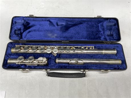 ARMSTRONG 104 FLUTE IN CASE
