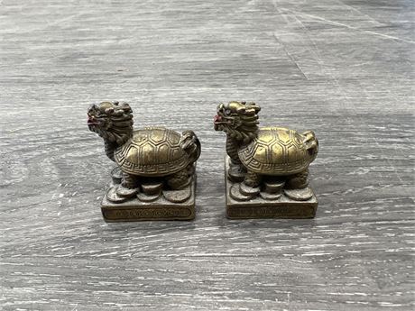 PAIR OF EARLY 20th CENTURY FOO DOGS TURTLES ON COINS - 1.5” LONG