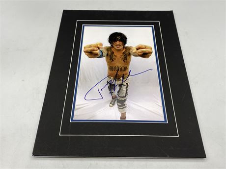 SIGNED TOMMY LEE MATTED PHOTO - NO COA (13.5”x18”)