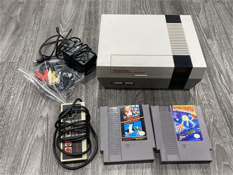 NINTENDO ENTERTAINMENT SYSTEM COMPLETE W/ 2 GAMES