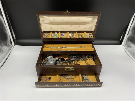 LARGE JEWELRY CASE W/CONTENTS