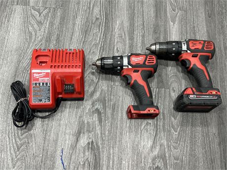 2 MILWAUKEE DRILLS W/BATTERY & CHARGER - WORKS