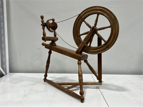 VINTAGE YARN SPINNING WHEEL (25”x24”)