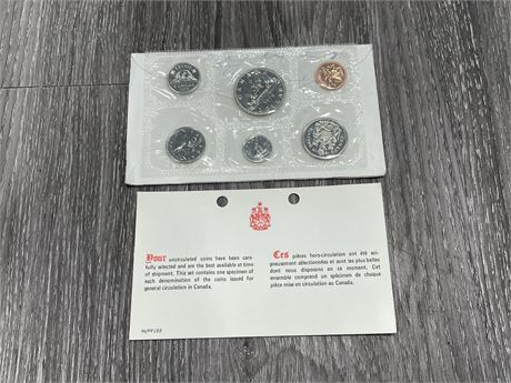 1976 UNCIRCULATED ROYAL CANADIAN MINT COIN SET
