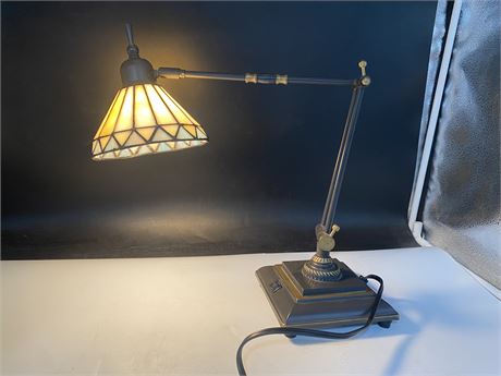 STAINED GLASS PIVOTING DESK LAMP (14”)