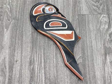 BEAUTIFUL FIRST NATIONS ‘RAVEN’ CARVING / SIGNED BILL WILSON 88 (16”X6”)