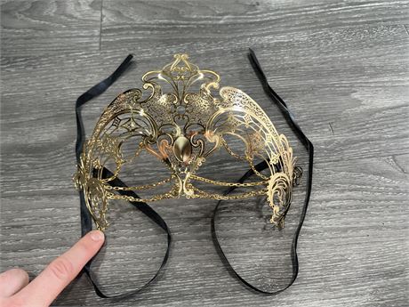 VENETIAN GOLD TONE METAL GAUDIA MASK - HAND CRAFTED IN ITALY - 8” WIDE