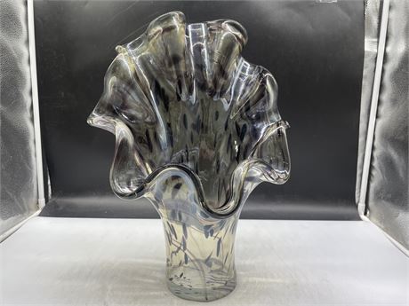 LARGE MURANO GLASS ART VASE CENTREPIECE (16” x 13”)