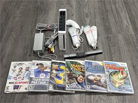 NINTENDO WII COMPLETE W/5 GAMES - WORKS