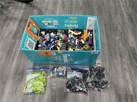 BOX OF ASSORTED LEGO PIECES INCL: MINI’S