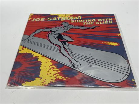 JOE SATRIANI - SURFING W/THE ALIEN - VG (very light scratching)