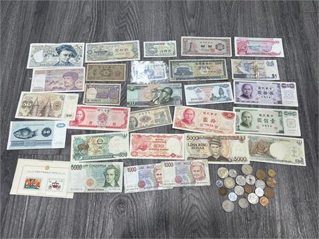 LOT OF FOREIGN CURRENCY / ETC