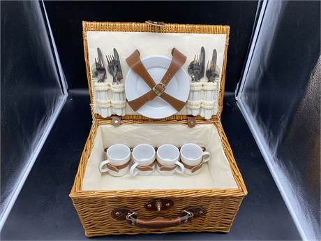 PICNIC BASKET WITH GLASSWARE