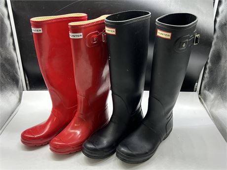 2 PAIRS OF HUNTER RAIN BOOTS - SIZE 7M / 8F  - ONE PAIR HAS HOLE