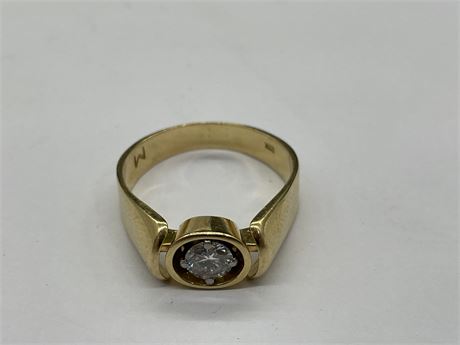 18K YELLOW & WHITE GOLD SOLITAIRE DIAMOND RING - RECENTLY APPRAISED AT $6,300