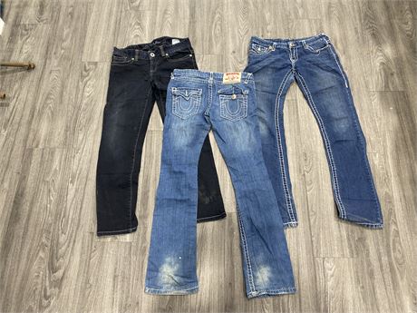 LOT OF 3 MENS JEANS - 2 TRUE RELIGION SIZE 31 & 1 GUESS SIZE 30