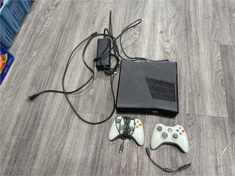 XBOX 360 WITH 2 CONTROLLERS (UNTESTED)