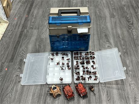 LOT OF WARHAMMER FIGURES / VEHICLES IN PLANO CASE