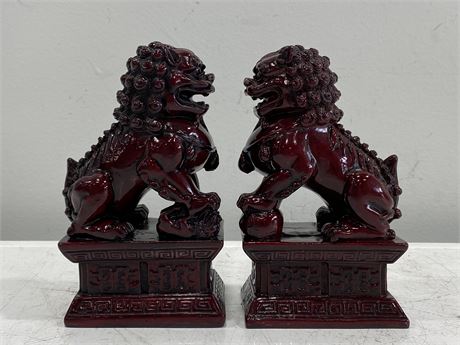 PAIR OF ASIAN FON FU DOGS CINNABAR RED RESIN BOOKENDS (7” TALL)