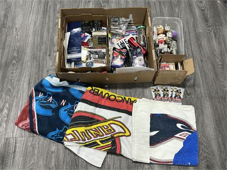 LOT OF MOSTLY HOCKEY SPORTS CARDS / COLLECTABLES