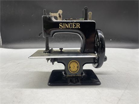 EARLY 1900’S SINGER MINIATURE SEWING MACHINE 6”