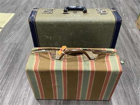 2 SMALL VINTAGE SUITCASES