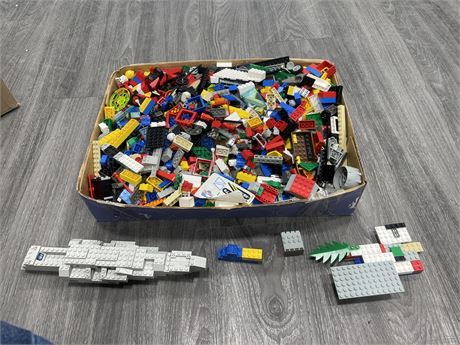 LOT OF 9-POUNDS LEGO - SMALL PIECES