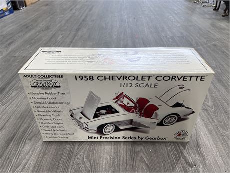 GEARBOX 1:12 SCALE (LARGE) DIECAST 1958 CHEVROLET CORVETTE IN BOX