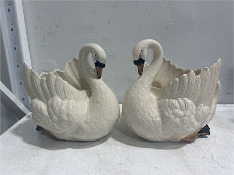 2 MADE IN ENGLAND SWAN PLANTERS - 1 FT