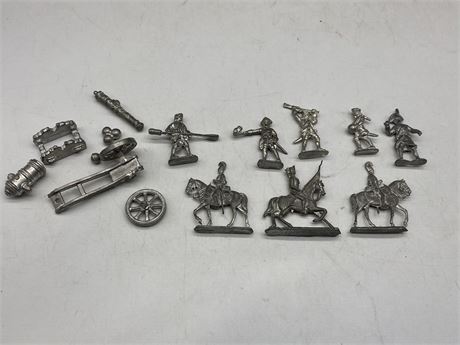VINTAGE SMALL LEAD SOLDIERS