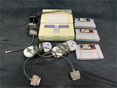 SUPER NINTENDO W/ 2 CONTROLLERS & 3 GAMES (Turns on)