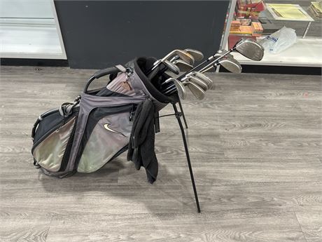 NIKE GOLF BAG W/ RIGHT HANDED CLUBS