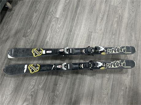 2 PAIRS OF YOUTH SIZED ROSSIGNOL SCRATCH SKIS - SIZE 128