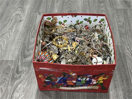 LARGE HEAVY BOX OF QUALITY ESTATE COSTUME JEWELRY
