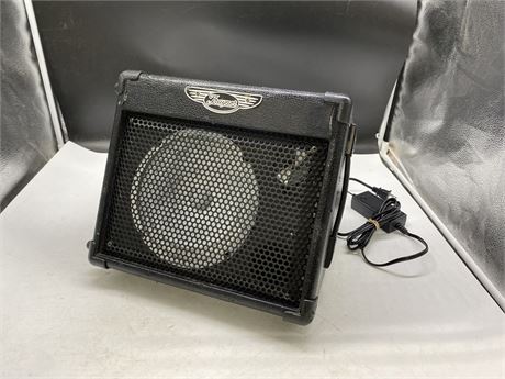TRAYNOR TVM10 GUITAR AMP - LIGHT TURNS ON WHEN POWERED