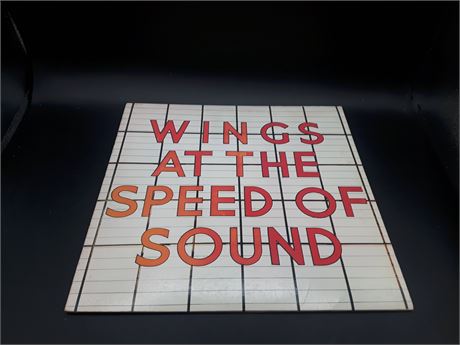 WINGS AT THE SPEED OF SOUND - VERY GOOD CONDITION (SLIGHTLY SCRATCHED) VINYL