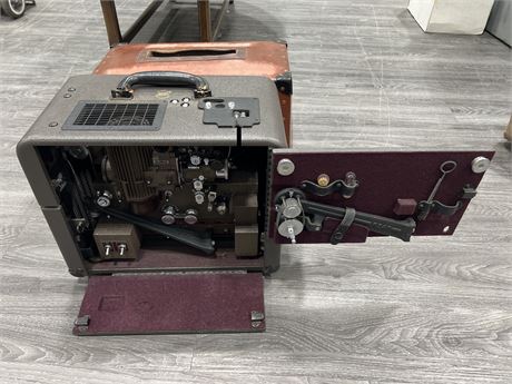 VINTAGE BELL & HOWELL FILMOSOUND 179 PROJECTOR W/ CASE 17”x14”x9”