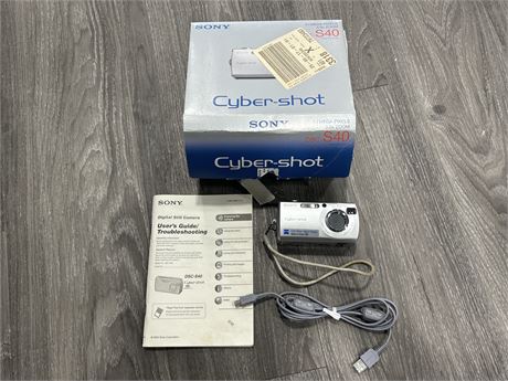 VINTAGE SONY S40 CYBERSHOT CAMERA W/MANUALS & CABLE