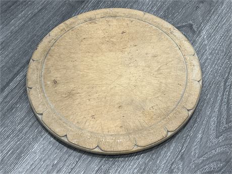 ANTIQUE ENGLISH ROUND WOOD CARVED EDGE BREAD BOARD - 11”