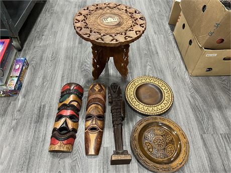 WOOD CARVINGS / DECOR & CARVED SIDE TABLE